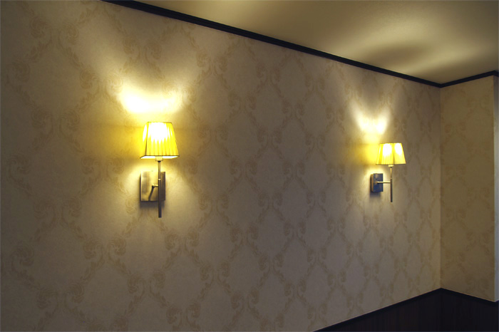 待合スペース壁の照明